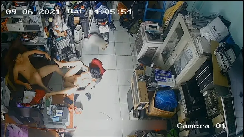 Vợ yêu ông xã địt nhau trong của cu máy tính